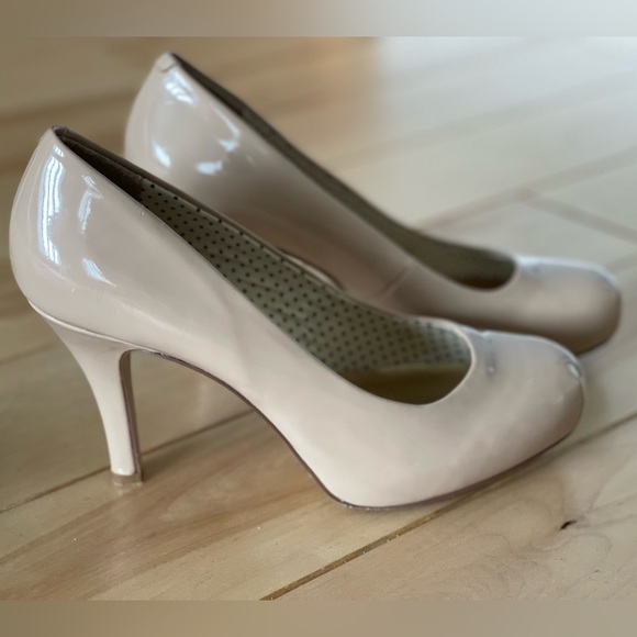 Madden Girl patent nude Getta pumps, 6.5, excellent condition - Picture 2 of 10